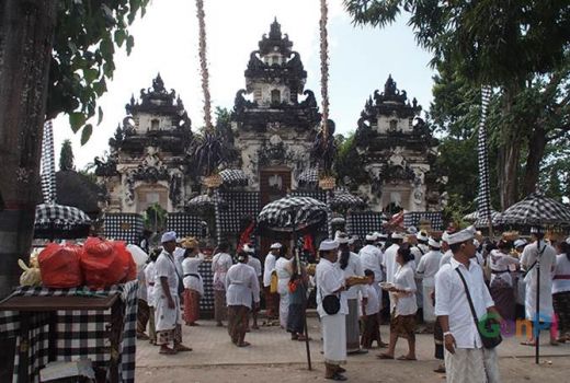 Ini Makna Kain Kotak-kotak Hitam Putih Bali - GenPI.co