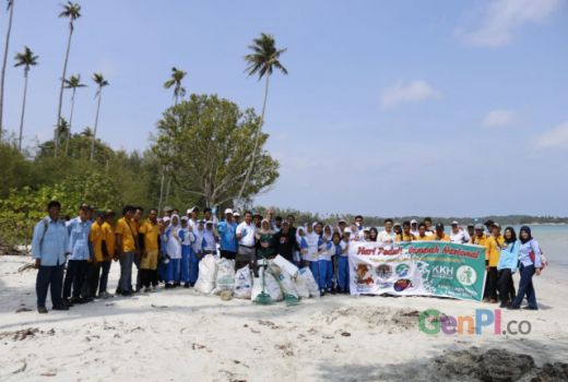 Tanam Kepedulian Sejak Dini, Para Siswa ini Bersihkan Pantai Lagoi - GenPI.co