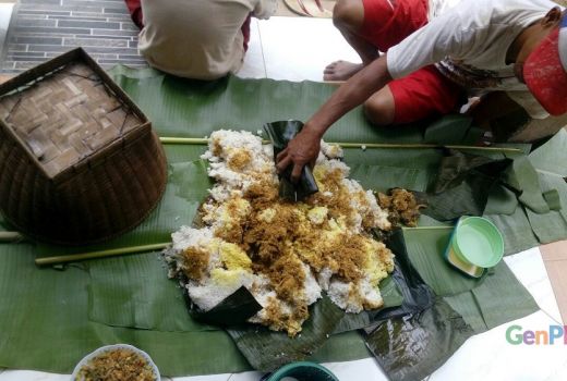 Kuliner Unik, Ayam Utuh Dipendam dalam Nasi Tumpeng - GenPI.co