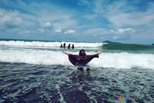 Pesona Pantai Moti, Ombak dan Kesegarannya - GenPI.co