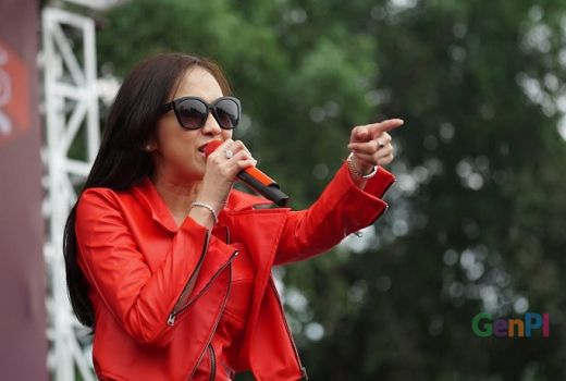 Diguyur Hujan Deras, Ucie Sucita Tetap Bergoyang - GenPI.co
