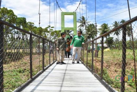 Di Antara Sawah & Bukit, Jembatan Gantung Ini Patut Dikunjungi - GenPI.co