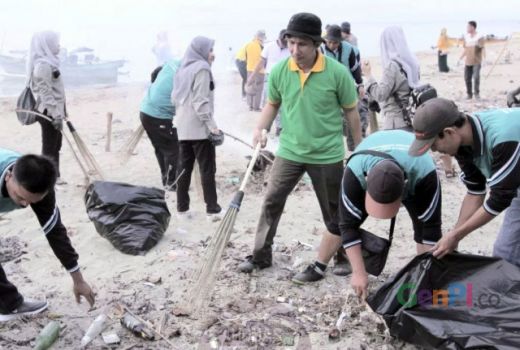 Peserta Kemah Bakti Pesisir Angkat 1,2 Ton Sampah Plastik Di TPI Paguat - GenPI.co