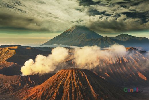 Sejak Kamis, Bromo keluarkan Asap Putih dan Abu Vulkanis - GenPI.co