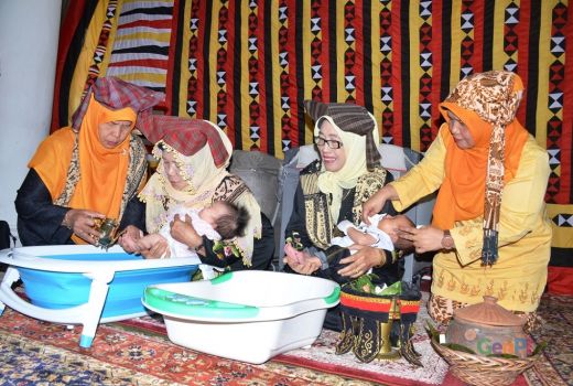 Turun Mandi, Wujud Syukur Masyarakat Minang Dikaruniai Anak - GenPI.co