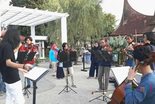 Menikmati Musik Orkestra di Antara Hamparan Sawah. Bisa! - GenPI.co