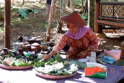 Warna-warni Jajanan Tradisional di Pasar Karetan - GenPI.co