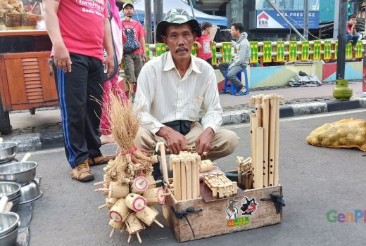 Bedjo, Menjajakan Sekaligus Melestarikan Permainan Tradisional - GenPI.co