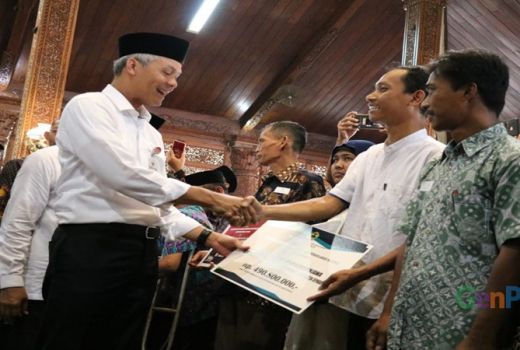 Setia Bersihkan Taman Nasional Karimunjawa, Yayasan Pitulikur Dapat Ini dari Gubernur Jateng - GenPI.co