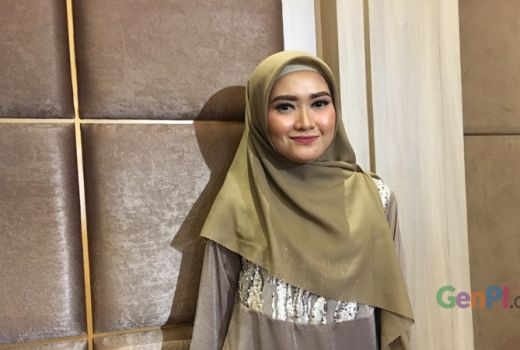 Lulu Elhasbu Bagi Kiat Berbusana saat Traveling Agar Tetap Kece - GenPI.co