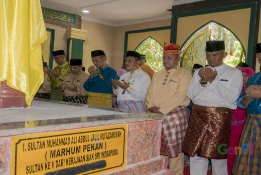 Jelang Ramadhan, Pejabat Riau Ziarah Makam Sultan Siak - GenPI.co