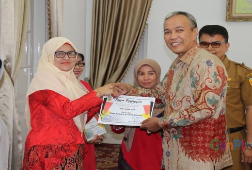 98 Guru Penulis Dapat Penghargaan - GenPI.co