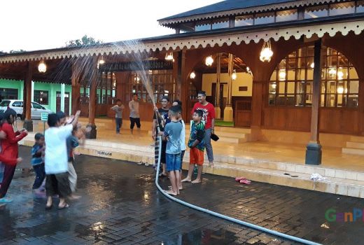 Uniknya Padusan Menggunakan Alat Pemadam Kebakaran di Wonosobo - GenPI.co