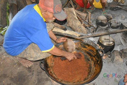 Melelahkan, Begini Proses Kokor Gola Kolang - GenPI.co