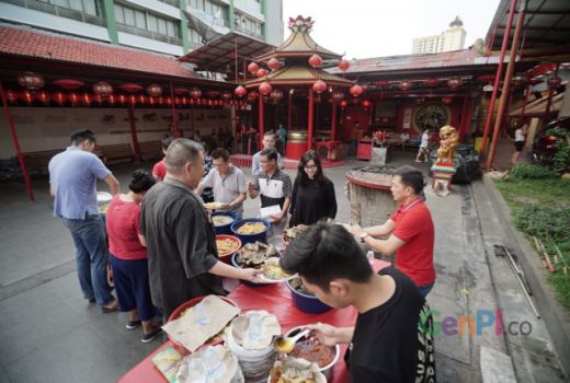 Vihara Dharma Bakti Bagikan Hidangan Berbuka Puasa Umat Muslim - GenPI.co