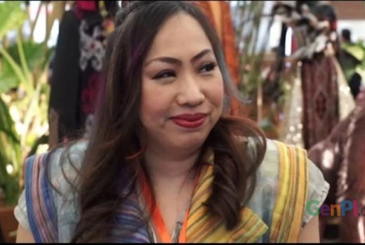 Perancang Busana Anna Budiman Jatuh Cinta pada Kain Ulos - GenPI.co