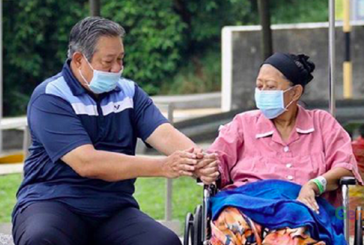 So Sweet, SBY Genggam Tangan Ani dengan Romantis - GenPI.co