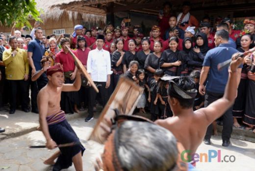 Presiden Joko Widodo Wisata Mendadak di Dusun Sade Lombok - GenPI.co
