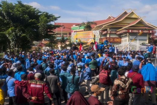 Demo Mahasiswa di Pekanbaru Berakhir Ricuh - GenPI.co