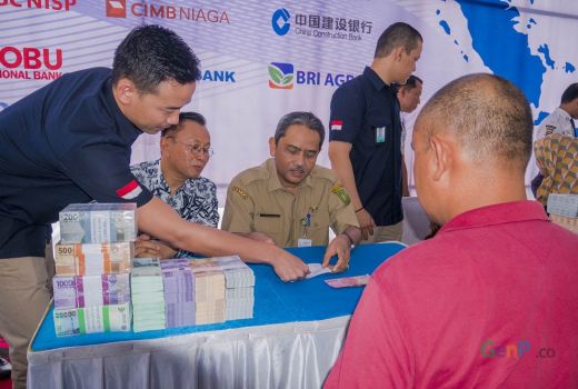 Warga Kota Pekanbaru Tukar Uang di Kantor Gubernur Riau - GenPI.co