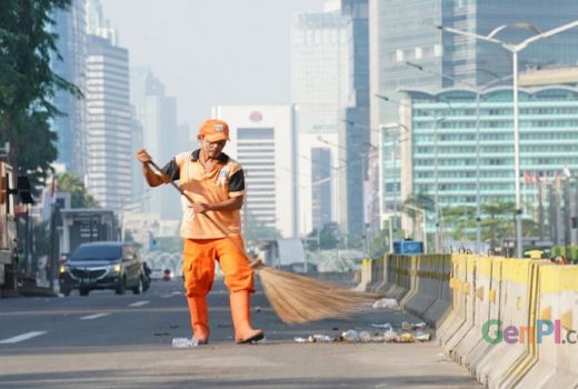 Suka Duka Pasukan Orange Membersihkan Sampah Aksi 22 Mei - GenPI.co