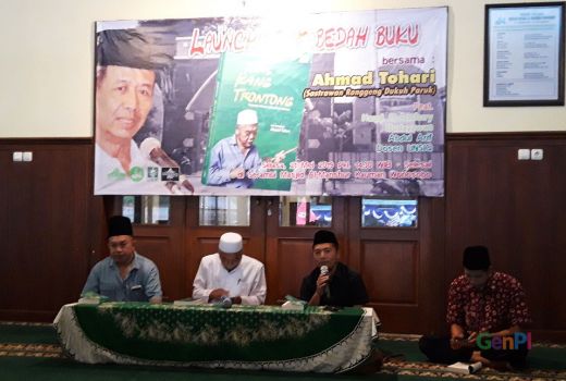 Keris Kang Trotong, Buku Kumpulan Status Facebook Sang Kyai - GenPI.co