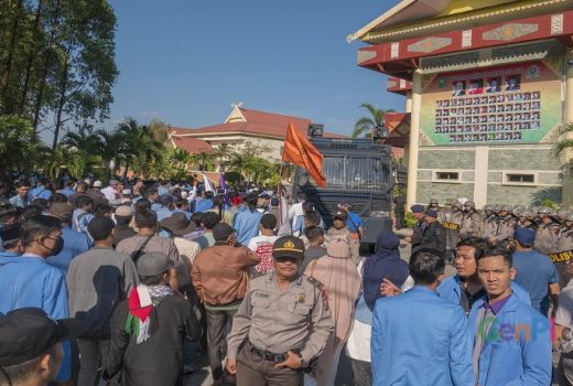Akses Medsos Diblokir, Emak-emak dan Mahasiswa Demo DPRD Riau - GenPI.co