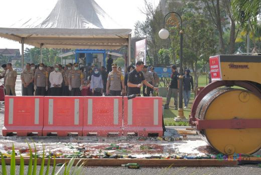 Polda Riau Musnahkan Ribuan Narkoba dan Miras - GenPI.co