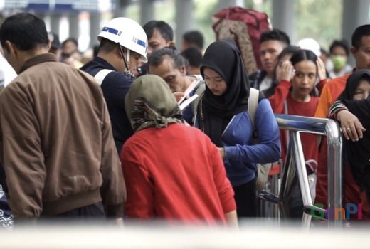 H-2 Lebaran, Pemudik Masih Padati Stasiun Senen - GenPI.co