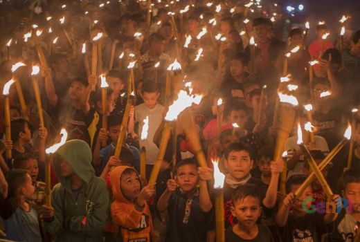 Malam Takbiran, Warga Rumbai Pesisir Pekanbaru Pawai Obor - GenPI.co