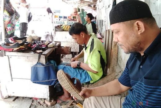 Berkah bagi Tukang Reparasi Sepatu di Hari yang Fitri - GenPI.co