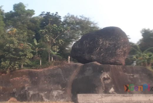 Lewat Tol Cipali, Tengok Penampakan Batu Misteri Bleneng - GenPI.co
