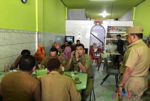 Enak Nongkrong di Kedai Usai Apel, 30 ASN ini Diciduk Wagub Riau - GenPI.co