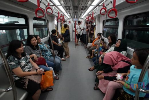 Hari Kedua Uji Coba LRT Jakarta Diserbu Warga - GenPI.co