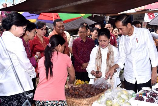 Jelang Pembukaan PKB, Presiden Jokowi Belanja di Pasar Sukawati - GenPI.co