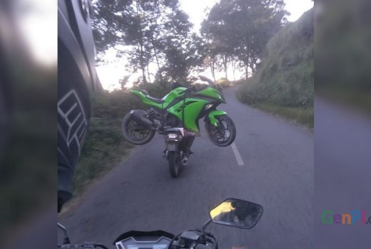 Bukan Kaleng-kaleng, Ojek di Bromo ini Kerjaannya Angkut Motor - GenPI.co