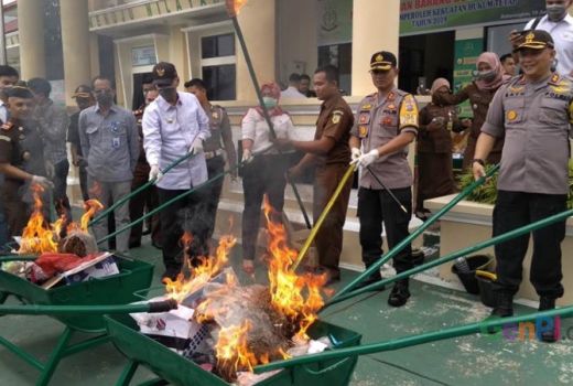 Kejari Tanah Datar Musnahkan Barang Bukti 100 Kasus Narkoba - GenPI.co