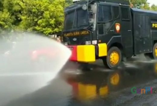 Bersihkan Kotoran Kuda di Jalan, Kota Solo Pakai Water Cannon - GenPI.co