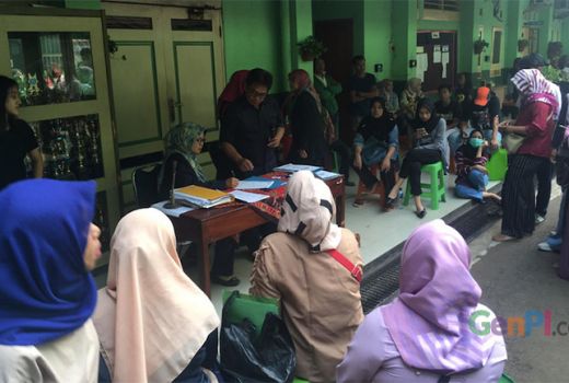 Demi Daftarkan Anak PPDB Online, Orang Tua Tinggalkan Aktivitas - GenPI.co