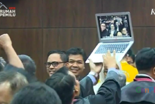 Ngakak, Kubu Prabowo dan Jokowi Wefie Pakai Laptop Usai Sidang - GenPI.co