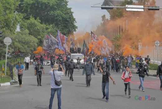 Suarakan Tuntutan, Tim Suporter PSPS Serbu Kantor Gubernur Riau - GenPI.co