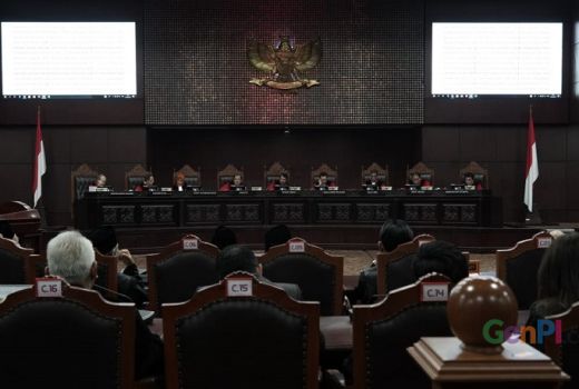Hasil Sidang MK, Hakim Tolak Seluruh Gugatan Prabowo-Sandi - GenPI.co