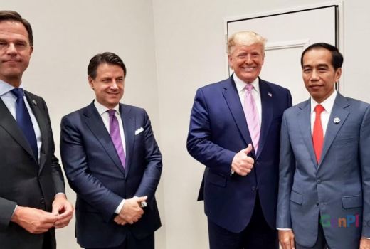 Pose Epic Donald Trump Saat Foto Bareng Jokowi, Apa Artinya? - GenPI.co