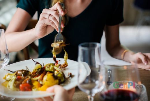 Riset: Beberapa Perempuan Pergi Kencan Hanya untuk Makan Gratis - GenPI.co