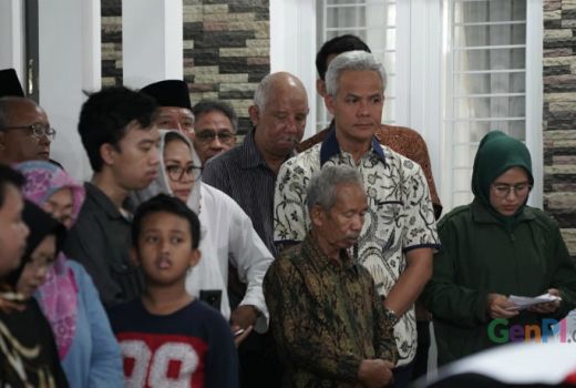 Air Mata Ganjar Pranowo Menggenang Sambut Jenazah Sutopo di Depok - GenPI.co