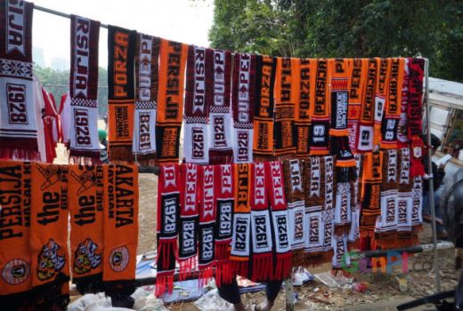 Pedagang Merchandise Persija Kais Rejeki di Lapangan Blok S - GenPI.co