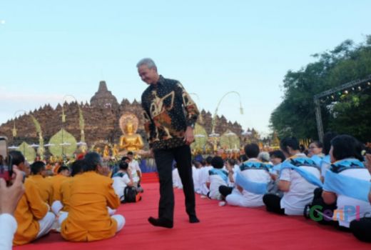 Ganjar Pranowo Janji Umat Budha Bakal Nyaman Ibadah di Borobudur - GenPI.co