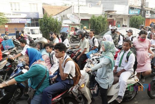 Hari Pertama Masuk Sekolah, Ciledug Alami Kemacetan - GenPI.co