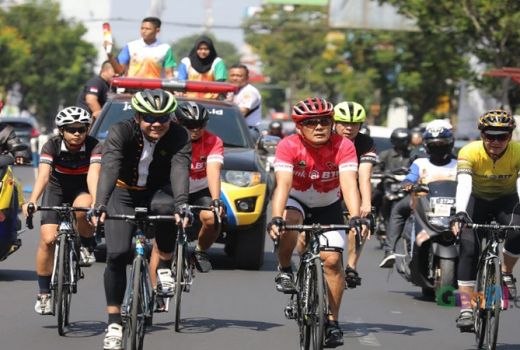 Iringi Arak-arakan Obor ASEAN School Games, Ganjar Pilih Gowes - GenPI.co