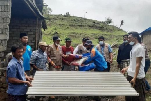 Hujan Disertai Angin, Puluhan Rumah di Praya Timur Rusak - GenPI.co NTB